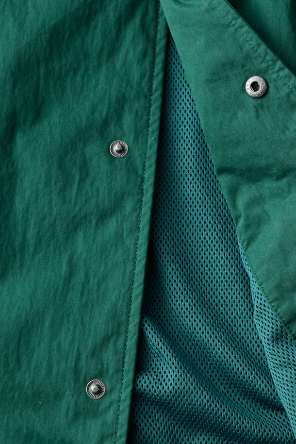 **[브리티시 스포팅 클럽] 코치 재킷**

[브리티시 스포팅 클럽] 코치 재킷은 봄, 초여름, 가을에 어울리는 아우터입니다. 빈티지, 클래식, 미니멀 스타일을 아우르며, 일상 및 야외활동에 적합합니다. 가슴 플랩 포켓, 웰트 포켓, 밑단 스트링, 소매 스냅 커프스 등 다양한 디테일이 돋보이며, 등판 자수와 메쉬 안감으로 디자인과 기능성을 동시에 잡았습니다. 세미 루즈핏으로 편안하게 착용 가능하며, 바스락거리는 촉감의 면, 나일론 혼방 소재로 제작되었습니다. 가을 나들이룩에 매치하여 클래식하면서도 캐주얼한 스타일을 연출해보세요.
