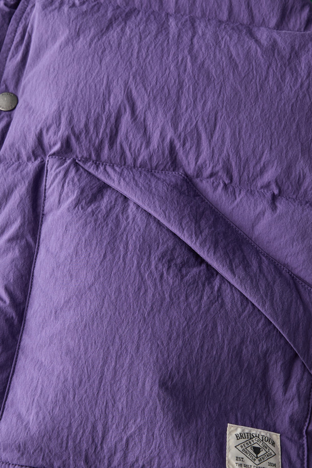 [브리티시 스포팅 클럽] 퀼팅 다운 베스트는 남성용 다운 베스트입니다. 퍼플과 그린 두 가지 색상으로 출시되었으며, 가을과 겨울에 따뜻하게 착용할 수 있습니다. 코튼과 나일론 혼방 소재에 두꺼운 두께감으로 보온성을 높였으며, 부드러운 촉감이 특징입니다. 머스코비 다운 충전재와 스탠드 칼라, 대각선 플랩 포켓, 브랜드 라벨 디테일이 돋보입니다. 일상, 아웃도어 활동은 물론, 클래식, 미니멀, 스포티한 스타일 모두 소화 가능한 활용도 높은 아이템입니다.
