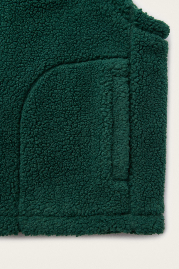 [BSC X 클로브] 자수 플리스 베스트 (M)는 남성을 위한 캐주얼 스타일의 베스트입니다. 가을과 겨울 시즌에 적합하며, 보온 기능을 갖춘 두꺼운 두께감과 부드러운 기모 안감이 특징입니다. 하이넥 디자인과 집업 여밈 방식으로 편안함을 더했고, 사이드 포켓과 아치형 포켓, 가슴 자수 디테일로 포인트를 주었습니다. [BSC X 클로브] 콜라보레이션으로 제작되어, 캐주얼, 미니멀, 고프코어 스타일을 즐겨 입는 분들께 겨울 데일리룩, 산책룩, 집콕룩으로 추천합니다.
