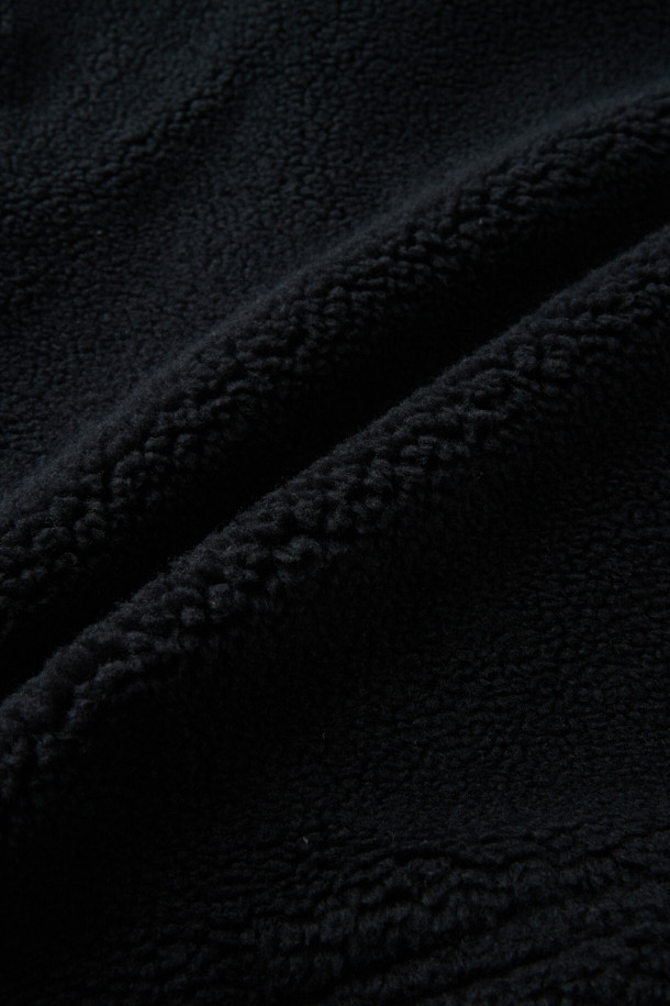 [BSC X clove] 자수 에코 플리스 베스트 (W)는 부드러운 촉감의 ECOPEL 플리스 보아 원단을 사용하여 가을, 겨울에 따뜻하게 착용할 수 있는 여성용 베스트입니다. 캐주얼 스타일의 블랙 컬러로, 일상생활에서 활용하기 좋습니다. BSC X clove 콜라보레이션 자수와 아치형 포켓 디자인이 돋보이며, 사이드 포켓으로 실용성을 더했습니다. 유틸리티 핏과 두꺼운 두께감으로 편안하게 착용 가능하며, 집업 스타일로 간편하게 입고 벗을 수 있습니다. 겨울 데일리룩, 산책룩, 집콕룩 등 다양한 TPO에 매치하여 미니멀하면서도 클래식한 스타일을 연출해보세요.
