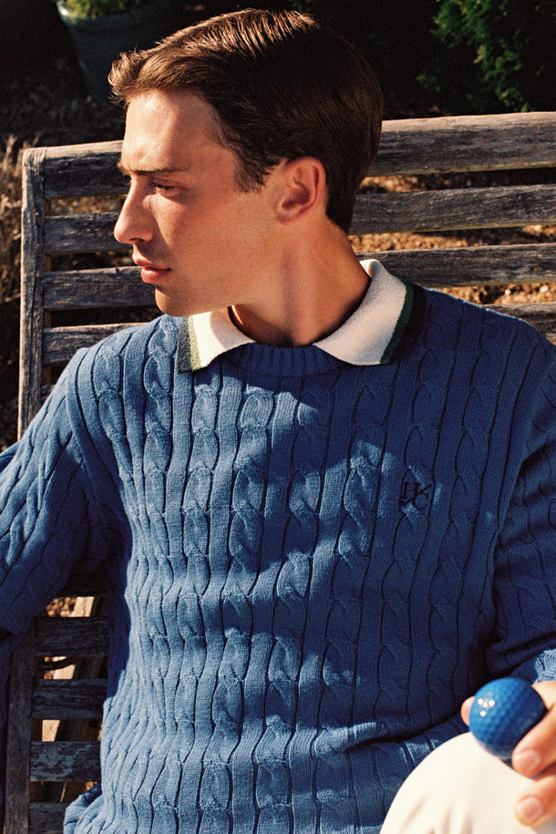 [브리티시 스포팅 클럽] 케이블 니트 풀오버는 클래식과 캐주얼 스타일을 모두 아우르는 남성용 니트 스웨터입니다. 블루와 그린 두 가지 색상으로 제공되며, 가을철 일상복으로 적합합니다. 두꺼운 두께감의 면 소재로 제작되어 포근하며, 여유로운 핏과 라운드넥 디자인으로 편안한 착용감을 선사합니다. 좌측 가슴에는 HC 자수 포인트가 있으며, 넥 라인, 소매단, 밑단은 립 조직으로 마감 처리되었습니다. 가슴둘레는 112cm이며, 이너 레이어드하여 다양한 스타일을 연출할 수 있습니다.
