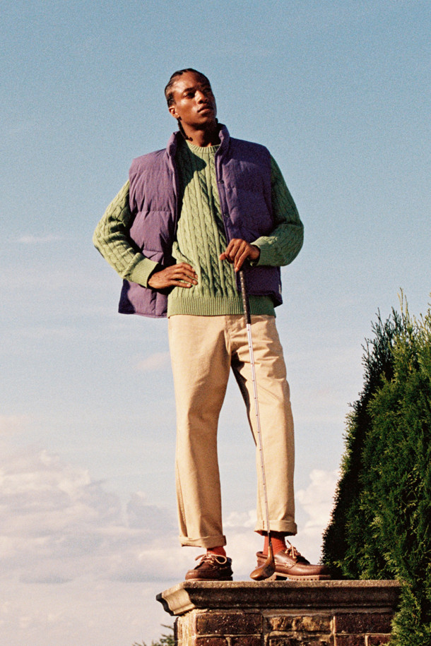 [브리티시 스포팅 클럽] 케이블 니트 풀오버는 부드러운 면 소재로 제작되어 포근한 착용감을 선사하는 긴소매 니트입니다. 클래식하고 캐주얼한 무드를 연출하며, 가을 나들이룩과 겨울 데일리룩에 모두 잘 어울립니다. 넉넉한 루즈핏과 라운드넥 디자인으로 편안함을 더하고, 두꺼운 두께감으로 따뜻하게 착용할 수 있습니다. 그린 컬러에 케이블 패턴이 더해져 포인트를 더하며, 좌측 가슴 HC 자수와 BSC 시그니처 자수가 고급스러움을 더합니다. 넥라인, 소매단, 밑단 립조직 마감으로 깔끔한 마무리를 보여줍니다.
