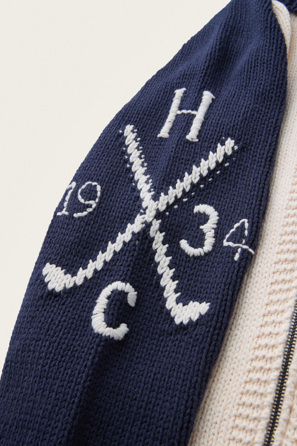 **BSC X 클로브** 카우이찬 가디건 (U)은 네이비와 아이보리 두 가지 색상으로 제공되는 유니섹스 가을용 니트/스웨터입니다. 루즈핏으로 제작되어 편안한 착용감을 선사하며, 두꺼운 두께감과 도톰한 촉감으로 보온성을 높였습니다. 집업 디자인에 전면 2WAY 메탈 지퍼와 리브 포켓, '16' 넘버링, 후면 강아지 그래픽, 투톤 컬러 블록 등의 디테일이 돋보입니다. 자가드 패턴과 긴 소매, 립 마감으로 클래식하고 스포티한 무드를 동시에 연출하며, 가을 나들이룩과 집콕룩에 모두 잘 어울립니다.
