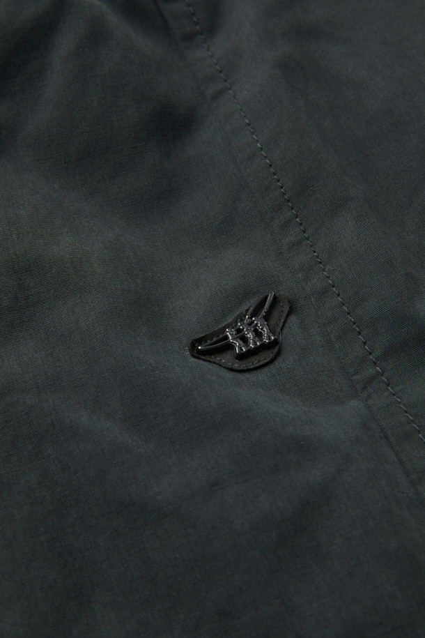 파일럿 프리모는 겨울철 클래식한 스타일을 완성하는 남성용 파일럿 코트입니다. 이탈리아 올메텍스사 코튼 혼방 소재와 포르투갈 피테콤사 울 헤링본 트위드의 조화가 고급스러운 외관을 선사하며, 블랙 컬러로 시크한 매력을 더합니다. 구스다운 충전재와 분리형 다운 베스트를 사용하여 보온성과 경량성을 동시에 갖추었습니다. 출근룩, 모임룩, 연말 모임룩 등 다양한 때와 장소와 목적에 적합하며, 미니멀하고 시크한 스타일을 연출하기 좋습니다. 긴 소매와 레귤러핏으로 제작되어 편안한 착용감을 제공합니다.