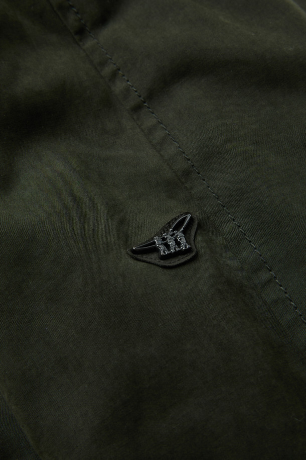 파일럿 Primo(프리모)는 겨울철 출근룩을 위한 클래식하고 미니멀한 스타일의 파일럿 코트입니다. 블랙과 올리브 두 가지 색상으로 제공되며, 넉넉한 레귤러핏과 레귤러 기장으로 편안한 착용감을 선사합니다. 면과 울 혼방의 두꺼운 소재와 구스다운 충전재, 탈부착 다운 베스트, 넥 마스크가 적용되어 뛰어난 보온성을 제공하며, 워싱 가공 및 왁스 코팅으로 내구성을 높였습니다. 버튼 여밈 방식이며, 긴 소매 디자인으로 겨울철에도 따뜻하게 착용할 수 있습니다.
