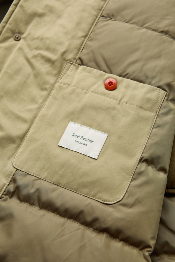 남성용 파일럿 Neo 코트는 클래식과 모던 스타일을 아우르는 겨울철 필수 아우터입니다. 베이지색상의 레귤러핏 디자인으로, 일상, 출근룩, 모임룩 등 다양한 TPO에 활용하기 좋습니다. 고급스러운 부드러운 촉감의 폴리에스테르, 면, 나일론 혼방 소재에 두꺼운 두께감으로 보온성을 높였습니다. 탈부착 패딩 베스트, 하이넥 디자인, 발마칸 카라, 머스코비 충전재, 다이아몬드 피치 가공, 수지 코팅 및 에어로 워싱 처리 등 섬세한 디테일이 돋보입니다. 안감은 패딩으로 제작되어 한겨울 추위에도 따뜻함을 유지해 줍니다.
