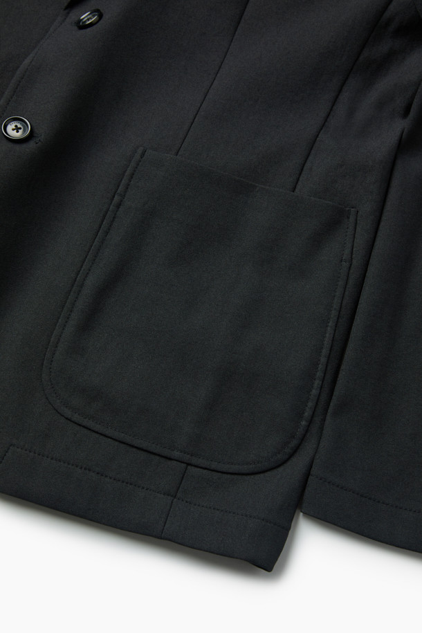 가을 화섬 재킷은 가을 시즌에 적합한 베이직 스타일의 블레이저입니다. 블랙 컬러의 무지 디자인으로, 테일러드 핏과 싱글 버튼 여밈으로 클래식하고 미니멀한 시크 스타일을 연출합니다. 얇은 두께감의 화섬 소재로 제작되어 자연스러운 촉감을 선사하며, 긴 소매와 싱글벤트, 아웃포켓 디테일이 특징입니다. 출근룩, 오피스룩, 비즈니스 캐주얼 등 다양한 TPO에 활용하기 좋습니다.
