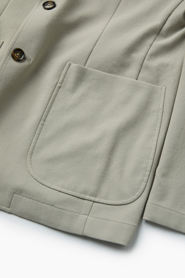 가을 화섬 재킷은 베이직하고 캐주얼한 스타일을 연출하는 데 적합한 아우터입니다. 폴리에스터 소재로 제작되어 가을철 얇게 걸치기 좋으며, 싱글 버튼, 아웃 포켓, 싱글 벤트 디테일이 특징입니다. 테일러드 핏으로 제작되어 출근룩, 비즈니스 캐주얼, 모임룩 등 다양한 TPO에 활용할 수 있습니다. 베이지와 아이보리 두 가지 색상으로 출시되어 미니멀하고 클래식한 스타일을 선호하는 분들께 추천합니다. 긴 소매 기장의 블레이저 스타일로, 가을 시즌 세련된 분위기를 더해줍니다.
