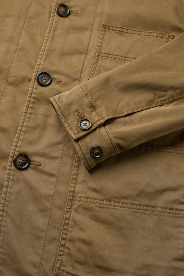 다잉 초어 재킷은 가을 계절에 어울리는 캐주얼 스타일의 남성용 아우터입니다. 부드러운 면 소재로 제작되어 편안한 착용감을 선사하며, 레귤러 핏으로 부담 없이 소화할 수 있습니다. 브라운 컬러의 무지 디자인으로 다양한 룩에 매치하기 용이하며, 3포켓 디테일과 몸판 및 소매 안감으로 실용성을 더했습니다. 가먼트 다잉 가공으로 은은한 멋을 더하고, 스트레치 기능이 있어 활동성을 높였습니다. 가을 나들이룩, 데이트룩에 활용하여 미니멀하고 클래식한 스타일을 연출해보세요.
