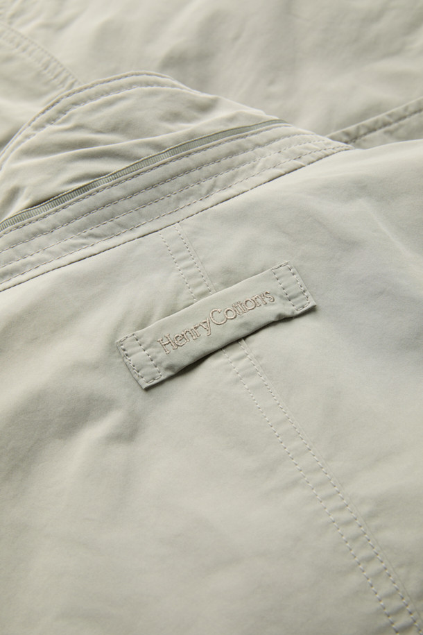 베이직하고 미니멀한 디자인의 패딩 탈착 재킷입니다. 가을과 초겨울에 적합하며, 출근룩과 겨울 데일리룩에 활용하기 좋습니다. 컨버터블 카라 디자인과 레귤러핏으로 제작되었으며, 무지 패턴의 베이지 컬러로 어떤 스타일에도 쉽게 매치할 수 있습니다. 긴 소매, 버튼 여밈 방식에 패딩 탈착이 가능하여 보온성을 조절할 수 있으며, 내외부 포켓이 있어 실용적입니다. 화섬 소재로 제작되었습니다.
