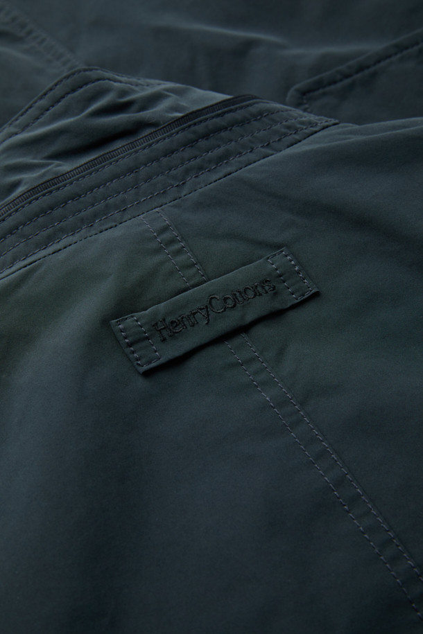 패딩 탈착 자켓은 가을과 초겨울, 출근룩, 겨울 데일리룩, 비즈니스 캐주얼에 적합한 아우터입니다. 블랙 컬러의 무지 디자인으로, 베이직하고 클래식, 미니멀한 스타일을 연출할 수 있습니다. 레귤러 핏의 긴 소매 자켓으로, 컨버터블 카라 디자인과 버튼 여밈 방식을 갖추고 있습니다. 패딩 탈착이 가능하여 간절기에는 자켓으로, 추운 날씨에는 패딩을 더하여 보온성을 높일 수 있습니다. 내외부 포켓이 있어 실용적이며, 스탠드/블레이저 스타일로도 연출할 수 있습니다.
