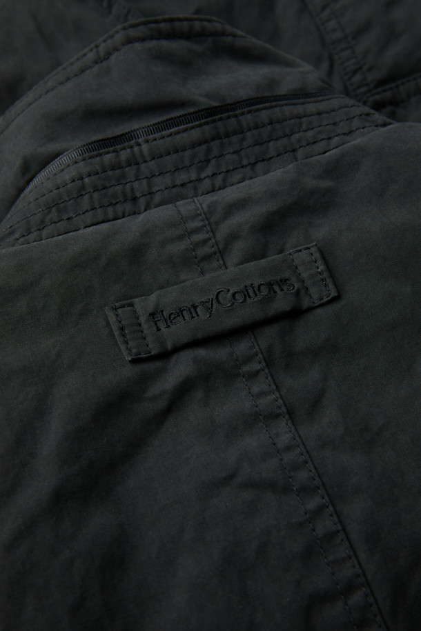 이번 시즌, 당신의 스타일을 책임질 왁스 코튼 패딩 탈착 재킷입니다. 4포켓 구조와 컨버터블 카라 디자인으로 실용성과 멋을 동시에 잡았습니다. 왁스 가공과 피치 가공을 거친 부드러운 촉감의 면, 나일론, 폴리에스터 혼방 소재로 제작되어 가을과 초겨울, 쌀쌀한 날씨에도 따뜻하게 착용 가능합니다. 레귤러핏으로 편안한 착용감을 선사하며, 탈착 가능한 패딩으로 다양한 스타일 연출이 가능합니다. 출근룩부터 여행룩까지, 캐주얼, 클래식, 미니멀 스타일을 모두 소화하는 활용도 높은 아이템입니다.
