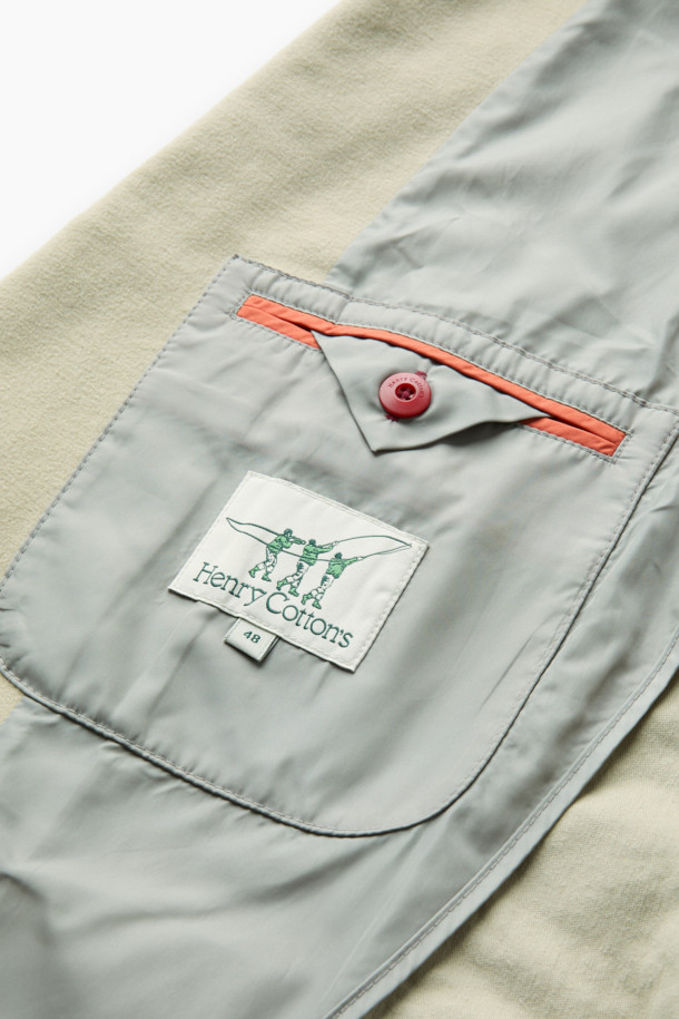 [Italian Fabric] NEW 몰스킨 재킷은 부드러운 촉감의 몰스킨 소재와 스트레치 면 혼방으로 제작되어 편안한 착용감을 선사합니다. 베이직한 스타일의 테일러핏 싱글버튼 재킷으로, 가을과 초겨울에 출근룩, 비즈니스 캐주얼, 모임룩 등 다양한 TPO에 활용하기 좋습니다. 호시 스티치, 가슴 포켓, 아웃포켓, 뒷면 싱글벤트 디테일이 돋보이며, 클래식, 미니멀, 캐주얼 스타일을 모두 소화할 수 있습니다. 베이지 색상으로 출시되어 어떤 옷과도 쉽게 매치할 수 있습니다. 긴 소매 기장의 레귤러 기장으로, 세련된 실루엣을 연출합니다.
