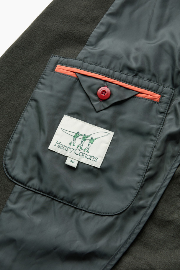 이탈리안 원단으로 제작된 NEW 몰스킨 재킷입니다. 가을, 초겨울에 어울리는 두꺼운 두께감의 블레이저로, 베이직하고 클래식한 스타일을 연출합니다. 블랙 컬러의 무지 디자인에 레귤러핏으로 제작되었으며, 부드러운 촉감이 특징입니다. 오피스룩, 비즈니스 캐주얼, 모임룩 등 다양한 TPO에 활용 가능하며, 클래식, 미니멀, 시크한 스타일을 완성합니다. 호시 스티치, 가슴 포켓, 아웃포켓, 싱글벤트 디테일과 이태리 올림피아스 원단을 사용하여 고급스러움을 더했습니다.
