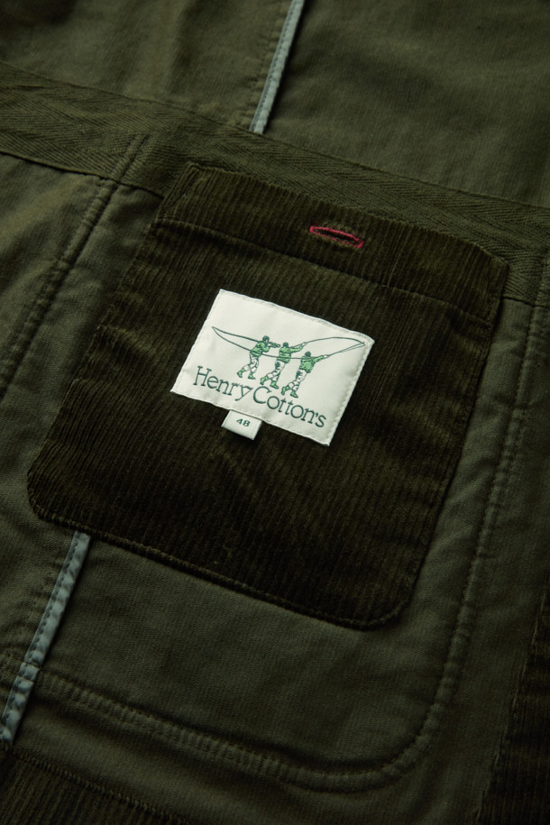 **코튼 코듀로이 재킷**은 부드러운 코듀로이 소재와 면 혼방으로 제작되어 가을, 겨울철 따뜻하고 편안한 착용감을 선사합니다. 릴랙스핏으로 제작되어 활동성이 뛰어나며, 캐주얼, 클래식, 미니멀 스타일을 모두 소화할 수 있습니다. 그린 컬러의 무지 디자인에 아웃포켓 디테일, 싱글 벤트, 컨버터블 카라가 더해져 세련된 느낌을 줍니다. 출근룩이나 모임룩 등 다양한 TPO에 활용 가능하며, 싱글 버튼 방식의 블레이저 타입 재킷입니다. 긴 소매 기장과 두꺼운 두께감으로 보온성을 높였습니다.
