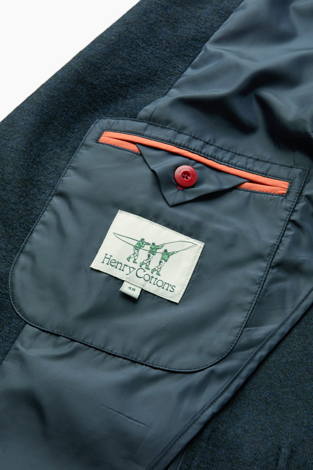 이탈리안 패브릭 네이비 울 재킷은 고급스러운 이태리 LANIFICIO ROMA 원단을 사용하여 제작되었습니다. 가을과 겨울에 적합하며, 베이직하면서도 클래식한 스타일을 연출합니다. 헤링본 패턴의 네이비 컬러로, 출근룩, 오피스룩, 비즈니스 캐주얼에 모두 잘 어울립니다. 부드러운 촉감의 레귤러핏 싱글버튼 재킷으로, 가슴 포켓, 하단 포켓, 싱글 벤트 디테일이 돋보입니다. 클래식과 미니멀 스타일을 선호하는 분들께 추천합니다.
