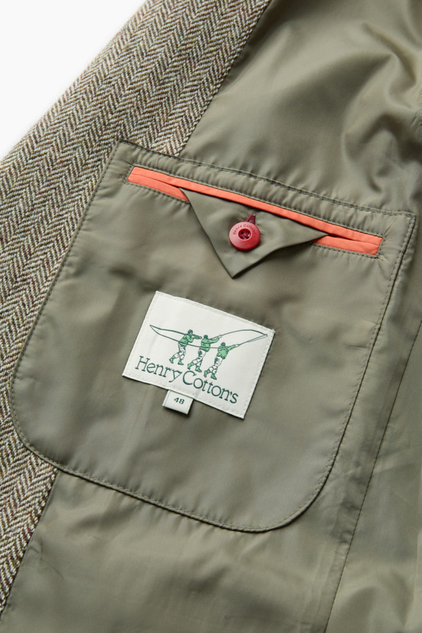 포르투갈 모르가도 원단을 사용하여 제작된 [Imported Fabric] 해링본 울 재킷입니다. 은은한 헤링본 패턴과 부드러운 촉감의 울 소재가 어우러져 고급스러운 분위기를 자아냅니다. 레귤러 핏과 싱글 버튼 디자인으로 클래식하고 미니멀한 스타일을 연출하며, 아웃 플랩 포켓과 싱글 벤트 디테일이 돋보입니다. 가을, 겨울철 출근룩, 비즈니스 캐주얼, 모임룩 등 다양한 TPO에 활용하기 좋습니다. 긴 소매 기장의 그레이 컬러 자켓으로, 어떤 옷에도 매치하기 용이하여 활용도가 높습니다.
