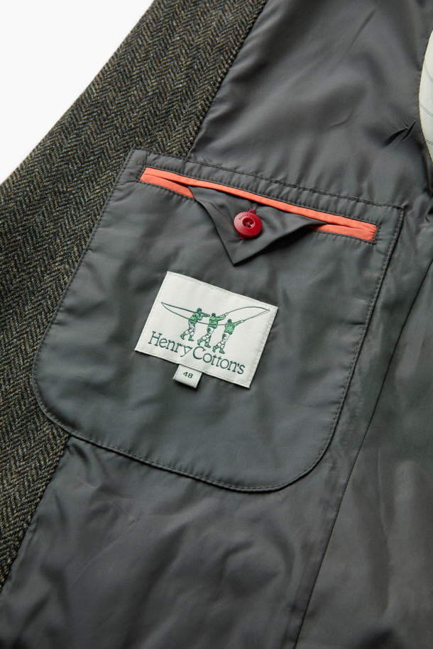 포르투갈 모르가도 원단을 사용하여 제작된 [Imported Fabric] 헤링본 울 재킷입니다. 클래식하고 미니멀한 스타일로, 오피스룩, 비즈니스 캐주얼, 모임룩 등 다양한 TPO에 활용하기 좋습니다. 부드러운 촉감의 울 소재와 레귤러핏으로 편안한 착용감을 선사하며, 가을과 겨울에 따뜻하게 입을 수 있습니다. 그린 컬러의 헤링본 패턴은 세련된 분위기를 연출하며, 아웃 플랩 포켓과 싱글 벤트 디테일로 디자인의 완성도를 높였습니다. 싱글 버튼 여밈 방식과 긴 소매 기장으로 깔끔한 실루엣을 강조합니다.
