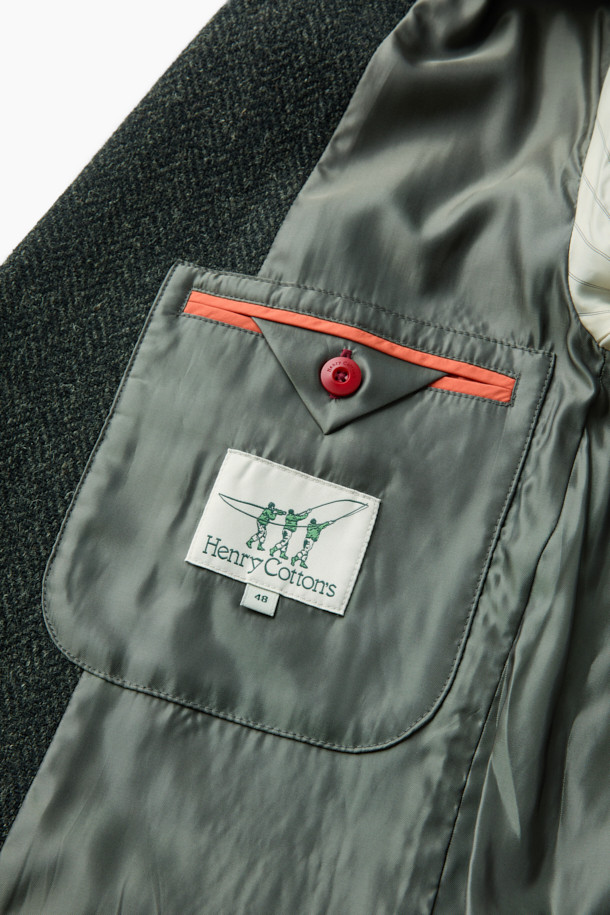 [Imported Fabric] 해리스 트위드 울 재킷은 가을과 겨울, 두 계절에 걸쳐 돋보이는 아우터입니다. 클래식과 모던 스타일을 아우르는 헤링본 패턴의 그린 컬러 블레이저로, 오피스룩, 비즈니스 캐주얼, 겨울 데일리룩에 모두 적합합니다. 두꺼운 울 소재에 릴랙스 핏으로 편안함을 더했으며, 싱글 버튼 여밈 방식과 패치 포켓 디테일이 특징입니다. 해리스 트위드 원단과 해리스 트위드 밀라벨을 사용하여 고급스러움을 더했고, 싱글 벤트 디자인으로 활동성을 높였습니다. 미니멀하고 시크한 스타일을 선호하는 고객에게 추천합니다.
