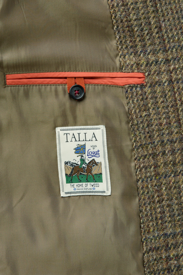 스코틀랜드 Lovat(로밧)사의 수입 원단으로 제작된 울 체크 재킷입니다. 브라운과 베이지 컬러의 조화가 돋보이는 클래식한 디자인으로, 가을과 겨울에 따뜻하고 세련된 스타일을 연출할 수 있습니다. 싱글 버튼, 릴랙스 핏, 아웃포켓 디테일이 특징이며, 오피스룩, 비즈니스 캐주얼, 모임룩 등 다양한 TPO에 활용 가능합니다. 두꺼운 울 소재로 제작되어 보온성이 뛰어나며, 미니멀한 스타일을 선호하는 분들께 추천합니다. 긴 소매 기장의 레귤러 기장 블레이저로, 싱글벤트 디테일이 편안함을 더합니다.
