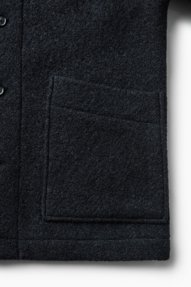 이태리 MTT사의 보일드 울 원단으로 제작된 울 초어 재킷입니다. 부드러운 촉감과 레귤러 핏으로 편안한 착용감을 선사하며, 사선 컷팅 아웃포켓과 반우라 몸판, 전체 소매 안감 디테일로 완성도를 높였습니다. 캐주얼, 베이직 스타일을 기반으로 하여 출근룩, 모임룩, 비즈니스 캐주얼 등 다양한 TPO에 활용 가능합니다. 가을, 초겨울 시즌에 적합하며, 미니멀하고 클래식한 스타일을 연출하기 좋습니다. 블랙 컬러의 무지 디자인으로 어떤 옷에도 쉽게 매치할 수 있습니다.
