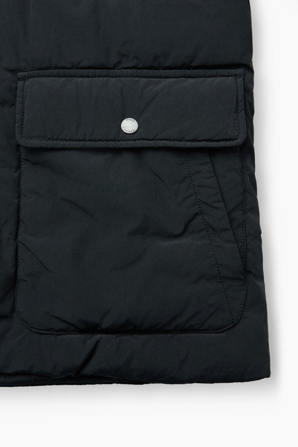 **트래블러 다운 재킷**은 일상과 여행에서 활용하기 좋은 겨울 아우터입니다. 블랙 컬러에 베이직하고 캐주얼한 스타일로, 어떤 옷에도 쉽게 매치할 수 있습니다. 부드러운 촉감의 나일론과 폴리에스터 혼방 소재로 제작되었으며, 두꺼운 두께감으로 뛰어난 보온성을 제공합니다. 구스다운 충전재와 니트 카라 배색, 레이어링이 가능한 디자인으로, 추운 날씨에도 따뜻하고 편안하게 착용할 수 있습니다. 레귤러핏으로 제작되어 활동성을 높였으며, 여행룩이나 캠핑룩, 캐주얼, 미니멀, 클래식 스타일을 즐기는 분들께 추천합니다.
