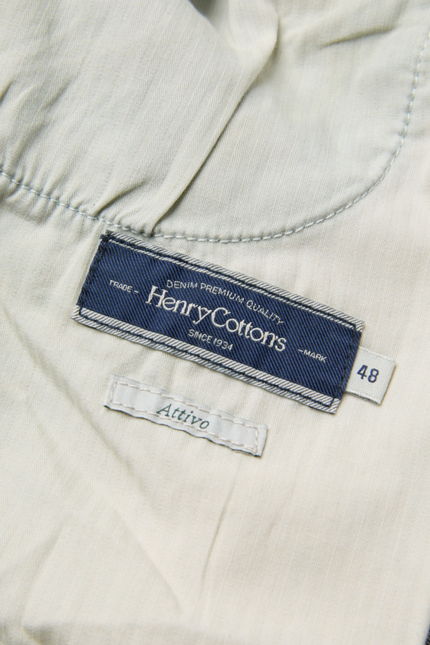 가을 테이퍼드 밴딩 데님은 캐주얼하고 미니멀한 스타일을 즐기는 분들을 위한 데님 팬츠입니다. 인디고 컬러의 워싱 데님 소재로 제작되어 가을의 분위기를 더하며, 일상생활과 가을 나들이에 적합합니다. 5포켓 디자인에 켄톤과 리벳 디테일이 더해져 포인트를 주며, 허리 스트링 밴딩으로 편안한 착용감을 선사합니다. 신축성 있는 소재와 테이퍼드핏으로 활동성을 높였으며, 다양한 상의와 매치하여 캐주얼하고 클래식한 스타일을 연출할 수 있습니다.
