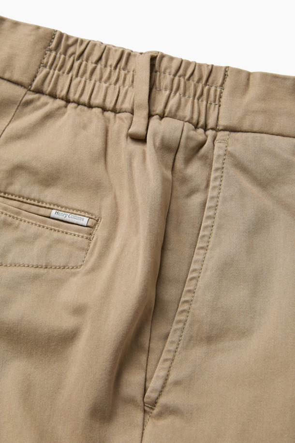 아티보(Attivo) 다잉 팬츠는 가을, 초겨울에 어울리는 캐주얼 스타일의 다잉 팬츠입니다. 면, 레이온, 폴리에스터 혼방 소재로 제작되어 부드러운 촉감을 선사하며, 허리 사이드 밴딩(약 3cm 여유)으로 편안한 착용감을 제공합니다. 가먼트 다잉 처리로 은은한 멋을 더하고, 베이지 컬러의 무지 디자인으로 다양한 상의와 매치하기 용이합니다. 일자핏과 레귤러핏으로 제작되어 유행을 타지 않으며, 사이드 포켓과 백 포켓으로 실용성까지 갖춘 데일리 팬츠입니다. 가을 나들이룩, 겨울 데일리룩 등 다채로운 TPO에 활용하여 캐주얼, 미니멀, 클래식한 스타일을 연출해보세요.
