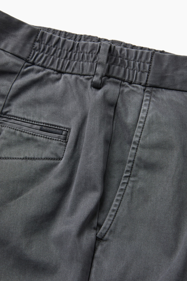 아티보(Attivo) 다잉 팬츠는 가을, 초겨울에 어울리는 캐주얼 스타일의 긴 바지입니다. 부드러운 촉감의 면, 레이온, 폴리에스터 혼방 소재로 제작되었으며, 무지 패턴의 일자핏, 스트레이트 핏 디자인입니다. 허리 사이드 밴딩 처리로 편안한 착용감을 선사하며, 가먼트 다잉(garment dyeing) 기법으로 은은한 멋을 더했습니다. 그레이 컬러로 다양한 상의와 매치하기 용이하며, 사이드 포켓과 백 포켓으로 실용성을 높였습니다. 가을 나들이룩, 겨울 데일리룩 등 폭넓게 활용 가능한 미니멀, 클래식 스타일의 팬츠입니다.
