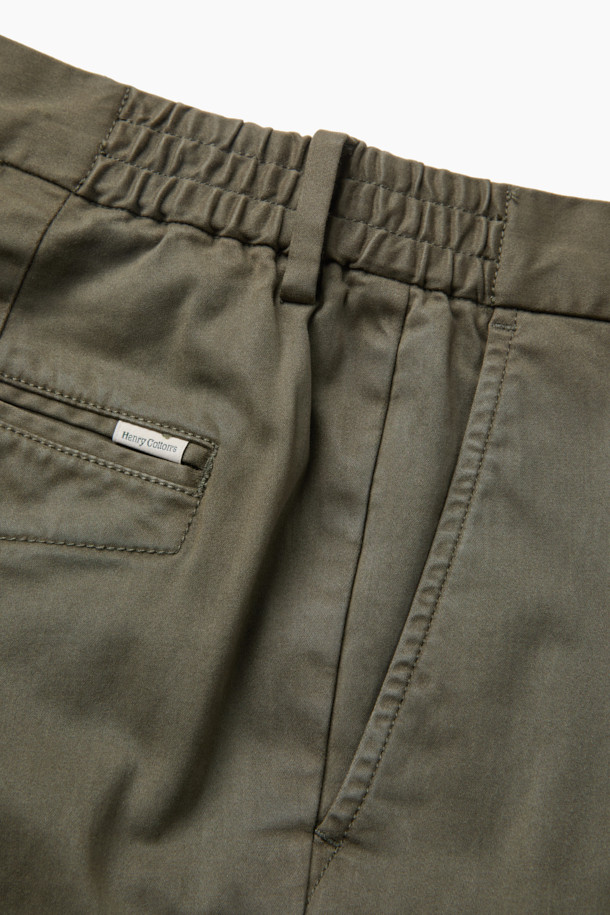 아티보(Attivo) 다잉 팬츠는 남성용 다잉 팬츠로, 캐주얼하고 미니멀한 스타일을 연출합니다. 가을과 초겨울에 적합하며, 일상 및 캐주얼 룩에 활용하기 좋습니다. 카키와 올리브 두 가지 색상으로 제공되며, 면, 레이온, 폴리에스터 혼방 소재로 제작되어 부드러운 촉감을 선사합니다. 허리 사이드 밴딩 처리와 사이드 및 백 포켓 디테일이 특징이며, 일자핏과 레귤러핏으로 편안한 착용감을 제공합니다. 가먼트 다잉 처리로 자연스러운 색감과 빈티지한 느낌을 살린, 출근룩과 모임룩에 모두 어울리는 아이템입니다.
