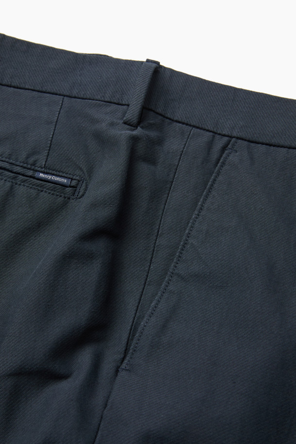 네이비 컬러의 린넨 혼방 스트레치 팬츠입니다. 가을, 초겨울에 어울리는 클래식하고 베이직한 스타일의 긴 바지로, 일상 및 출근룩, 비즈니스 캐주얼에 활용하기 좋습니다. 린넨, 면, 나일론, 스판덱스 혼방 소재로 제작되어 편안한 착용감을 제공합니다. 이탈리안핏 일자핏으로 떨어지는 핏이 특징이며, 양 사이드 포켓과 뒷 포켓, 헨리코튼 라벨로 디자인의 완성도를 높였습니다. 미니멀하고 캐주얼한 스타일을 연출하기에 좋습니다.
