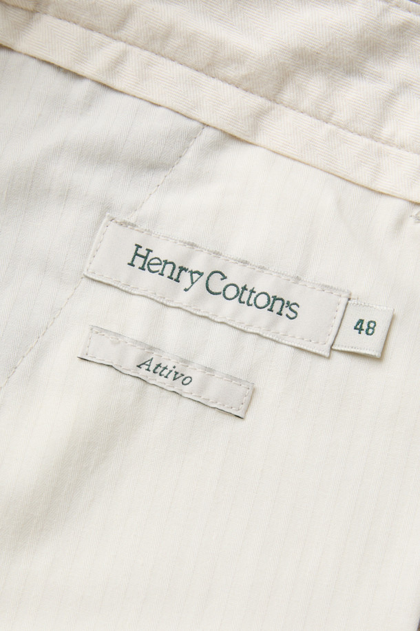 가을 테이퍼드 아티보 팬츠는 부드러운 면, 레이온, 스판 혼방 소재로 제작되어 편안한 착용감을 선사합니다. 릴랙스핏 테이퍼드 핏으로 캐주얼하고 베이직한 스타일을 연출하며, 가을, 초겨울에 활용하기 좋습니다. 양쪽 사이드 포켓과 뒷 포켓, 헨리코튼 라벨 디테일로 실용성을 더했습니다. 일상생활은 물론 가을 나들이룩, 겨울 데일리룩에도 잘 어울리는 아이템입니다. 사이드 밴딩 처리로 편안한 활동성을 보장합니다.
