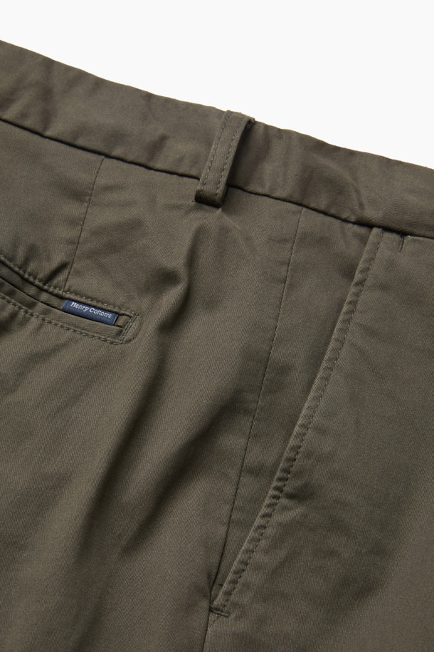 가을 스트레이트 치노 팬츠는 베이직한 스타일의 남녀 공용 치노팬츠입니다. 면과 스판덱스 혼방 소재로 제작되어 부드러운 촉감과 편안한 착용감을 제공하며, 가을과 초겨울에 적합한 중간 두께감입니다. 카키와 올리브 두 가지 색상으로 출시되었으며, 헨리코튼 라벨이 부착되어 있습니다. 일상복은 물론, 출근룩이나 비즈니스 캐주얼에도 잘 어울리는 클래식하고 미니멀한 디자인으로, 다양한 스타일 연출이 가능합니다. 양쪽 사이드 포켓과 뒷 포켓 디테일로 실용성을 더했습니다.
