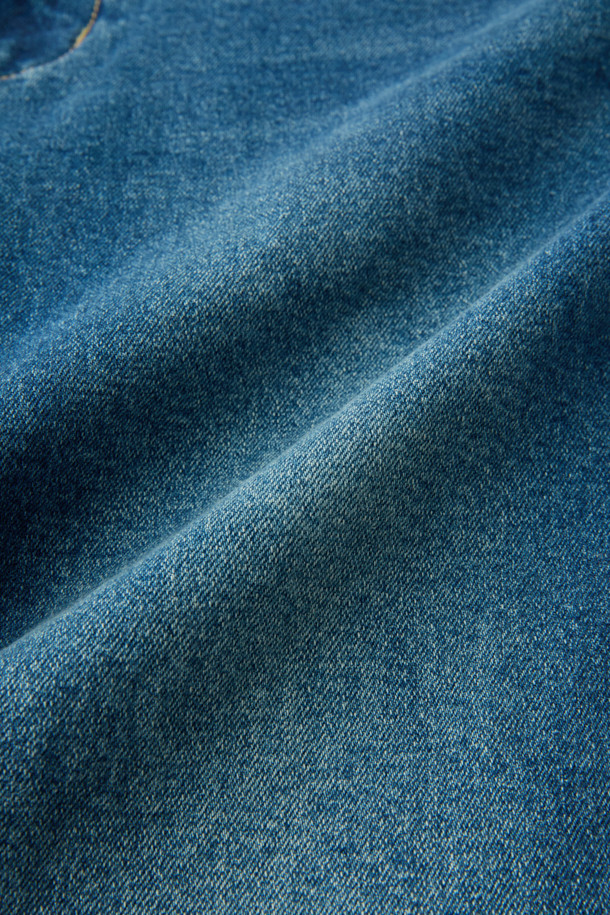 가을 테이퍼드 데님은 캐주얼하고 클래식, 미니멀한 스타일을 즐기는 분들을 위한 데님 팬츠입니다. 인디고 컬러의 워싱 데님 소재로 제작되었으며, 일상생활에서 편안하게 착용하기 좋습니다. 허벅지 부분은 여유 있고 밑단으로 갈수록 좁아지는 테이퍼드핏으로, 다리가 길어 보이는 효과를 줍니다. 5포켓 디자인과 켄톤, 리벳 디테일이 돋보이며, 데이트룩이나 출근룩에 모두 잘 어울립니다. 가을 시즌에 어울리는 두께감으로 제작되어 지금 바로 만나보세요.
