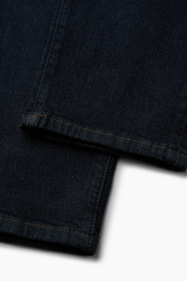 짙은 생지 컬러의 생지 테이퍼드 데님 팬츠입니다. 일상생활은 물론, 출근룩과 데이트룩에도 잘 어울리는 캐주얼 스타일의 아이템입니다. 허벅지 부분은 여유 있고, 다리 아래로 갈수록 좁아지는 테이퍼드 핏으로 편안하면서도 세련된 실루엣을 연출합니다. 5포켓 디자인과 켄톤, 리벳 디테일로 포인트를 더했으며, 면과 스판 소재 혼방으로 제작되어 뛰어난 신축성을 자랑합니다. 가을 시즌에 활용하기 좋은, 미니멀하고 클래식한 매력의 데님 팬츠입니다.
