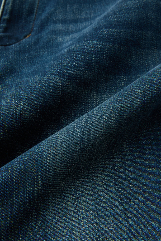 **본딩 데님**

쌀쌀한 겨울 날씨에도 따뜻하게 착용할 수 있는 네이비 컬러의 본딩 데님입니다. 캐주얼 및 베이직 스타일을 선호하는 고객에게 적합하며, 출근룩과 데이트룩에 모두 활용할 수 있습니다. 겉감은 데님 소재, 안감은 기모로 제작되어 보온성을 높였습니다. 신축성 있는 면혼방 소재와 이탈리안 핏, 그리고 뒷밴딩 디테일로 편안한 착용감을 선사합니다. 브랜드 로고가 새겨진 금속 캔톤 여밈으로 포인트를 더했습니다.
