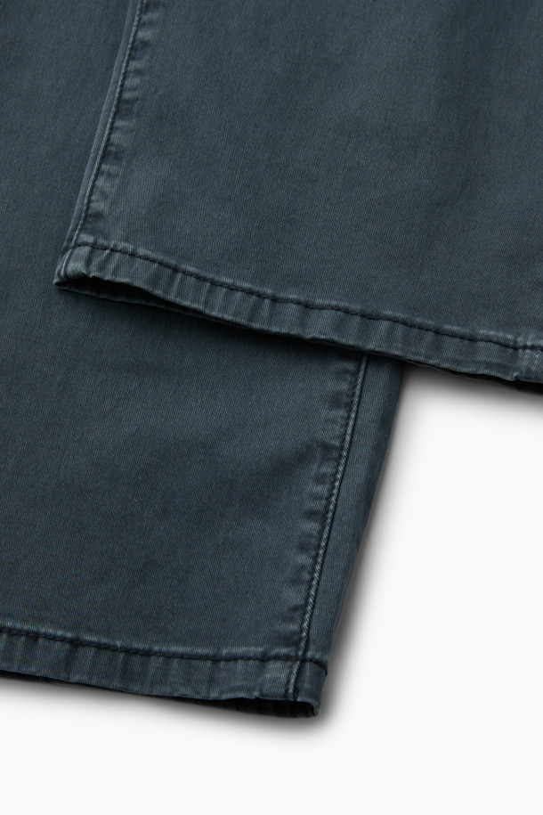 네이비 컬러의 다잉 테이퍼드 데님 팬츠입니다. 부드러운 면 소재로 제작되어 편안한 착용감을 제공하며, 가먼트 다잉 가공으로 은은한 색감과 자연스러운 워싱 디테일을 더했습니다. 허리 부분은 밴딩과 스트링으로 조절 가능하며, 사이드 및 백 포켓 디테일로 실용성을 높였습니다. 넉넉하게 떨어지는 테이퍼드 핏으로 캐주얼, 미니멀, 클래식 등 다양한 스타일을 연출할 수 있어 산책룩, 캠핑룩 등 활동적인 날에도 적합합니다. 가을 시즌에 활용하기 좋은 데님 팬츠입니다.
