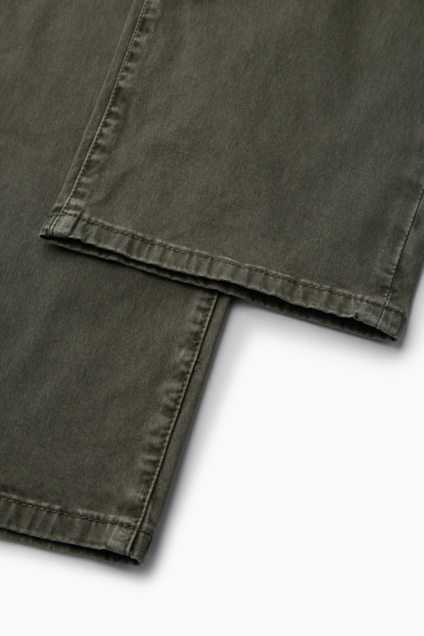 가먼트 다잉 기법으로 제작된 다잉 테이퍼드 컬러 데님입니다. 부드러운 면 소재와 데님 소재의 조화로 편안한 착용감을 선사하며, 캐주얼, 미니멀, 시티보이 스타일을 연출하기 좋습니다. 허리 전체 밴딩과 스트링 조절로 편안하게 착용 가능하며, 신축성 있는 소재로 활동성을 높였습니다. 넉넉한 사이드 포켓과 백 포켓으로 실용성을 더했으며, 산책룩이나 캠핑룩에 활용하기 좋은 아이템입니다. 카키와 올리브 두 가지 컬러로 만나보세요.
