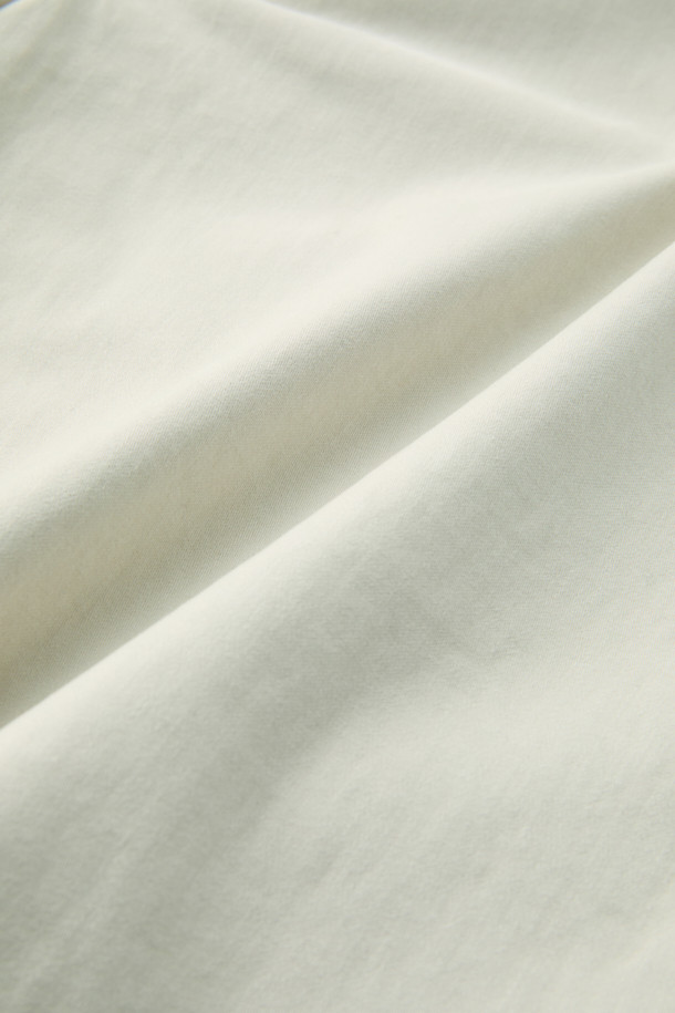 아티보(Attivo) 솔리드 팬츠는 남성용 바지로, 가을과 겨울에 착용하기 좋은 긴 기장의 일자핏 바지입니다. 베이지 색상에 면과 스판 소재 혼방으로 제작되어 부드러운 촉감을 선사합니다. 캐주얼하고 베이직한 스타일로, 출근룩이나 비즈니스 캐주얼에 활용하기 좋습니다. 양 사이드 포켓과 뒷 포켓, 그리고 사틴 소재 디테일이 특징이며, 사이드 밴딩 처리로 편안한 착용감을 제공합니다. 미니멀하고 클래식한 스타일을 선호하는 분들께 추천합니다.
