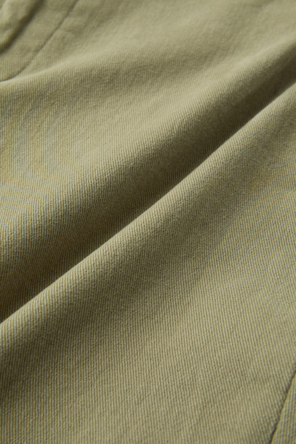 **트윌 아티보(Attivo) 팬츠**는 부드러운 면과 스판덱스 혼방 소재로 제작되어 편안한 착용감을 선사합니다. 가을, 겨울에 어울리는 긴 기장의 트윌 팬츠로, 카키와 올리브 두 가지 색상으로 출시되었습니다. 일자핏과 레귤러핏으로 디자인되어 베이직하면서도 세련된 스타일을 연출합니다. 허리 양쪽에 밴딩 처리가 되어 편안함을 더했으며, 사이드 포켓과 뒷 포켓이 있어 실용적입니다. 출근룩, 겨울 데일리룩, 모임룩 등 다양한 TPO에 활용할 수 있는 클래식, 미니멀, 캐주얼 스타일의 팬츠입니다.
