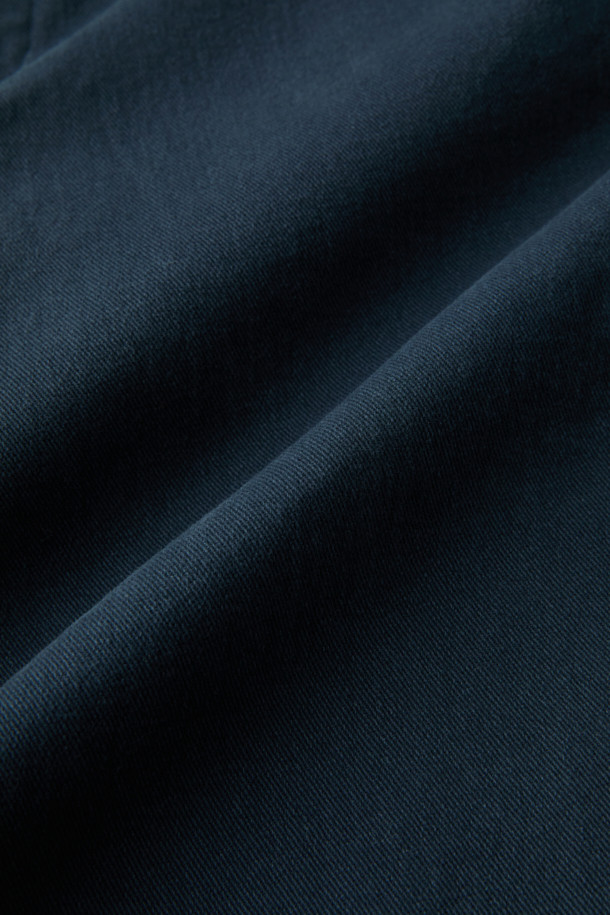 트윌 아티보(Attivo) 팬츠는 가을, 겨울에 어울리는 네이비 컬러의 베이직 스타일 트윌 팬츠입니다. 면과 스판덱스 혼방 소재로 제작되어 부드러운 촉감과 편안한 착용감을 선사하며, 일자핏 레귤러핏으로 자연스러운 실루엣을 연출합니다. 허리 사이드 밴딩 처리로 활동성을 높였으며, 양쪽 사이드 포켓과 뒷 포켓 디테일로 실용성을 더했습니다. 출근룩, 겨울 데일리룩, 비즈니스 캐주얼 등 다양한 TPO에 활용 가능하며, 클래식, 미니멀, 캐주얼 스타일을 즐겨 입는 분들께 추천합니다.
