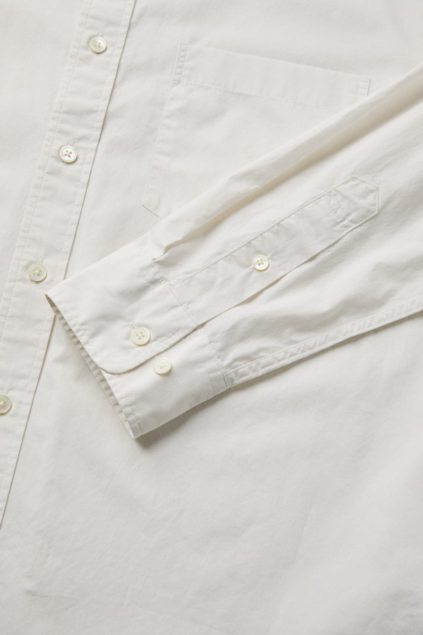 [Imported Fabric] 가을 솔리드 셔츠 (릴렉스핏)는 부드러운 면 소재로 제작되어 편안한 착용감을 선사합니다. 베이직하고 캐주얼한 스타일로 출근룩, 데이트룩 등 다양한 TPO에 활용 가능하며, 미니멀, 캐주얼, 클래식 스타일을 선호하는 분들께 적합합니다. 릴렉스 핏으로 편안하게 떨어지는 실루엣과 칼라넥 디자인이 특징이며, 가슴 포켓과 뒷면 요크 주름, 헨리코튼 라벨 디테일로 포인트를 더했습니다. 화이트, 아이보리 두 가지 솔리드 컬러로 출시되어 가을 시즌 데일리 셔츠로 활용하기 좋습니다. 긴 소매 기장의 레귤러 기장 셔츠입니다.
