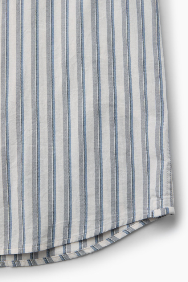 포르투갈 TMG사 원단의 [Imported Fabric] 아이보리 스트라이프 셔츠입니다. 부드러운 코튼 100% 소재로 제작되어 빈티지한 촉감을 선사하며, 가을 시즌 비즈니스 캐주얼 및 출근룩에 적합합니다. 레귤러핏으로 편안한 착용감을 제공하며, 버튼다운칼라와 긴소매 디자인으로 세련된 스타일을 연출합니다. 가슴 로고 자수와 뒷면 요크 주름 디테일이 돋보이며, 캐주얼부터 클래식, 미니멀 스타일까지 폭넓게 소화 가능합니다.
