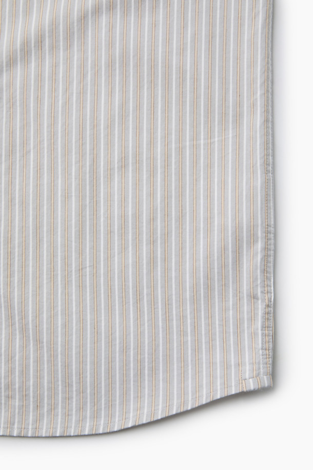 베이지 스트라이프 셔츠 (레귤러핏)는 비즈니스 캐주얼, 출근룩, 모임룩에 적합한 남성 셔츠입니다. 베이지, 화이트, 그레이 세 가지 색상으로 구성되어 있으며, 가을에 어울리는 긴 소매 디자인입니다. 면 소재로 제작되어 탄탄한 촉감을 자랑하며, 레귤러핏으로 편안한 착용감을 선사합니다. 가슴 로고 자수, 뒷면 요크 주름, 트윌 조직 디테일이 돋보이며, 베이직하고 캐주얼한 스타일을 연출합니다. 버튼다운 카라와 스트라이프 패턴이 세련된 느낌을 더합니다.
