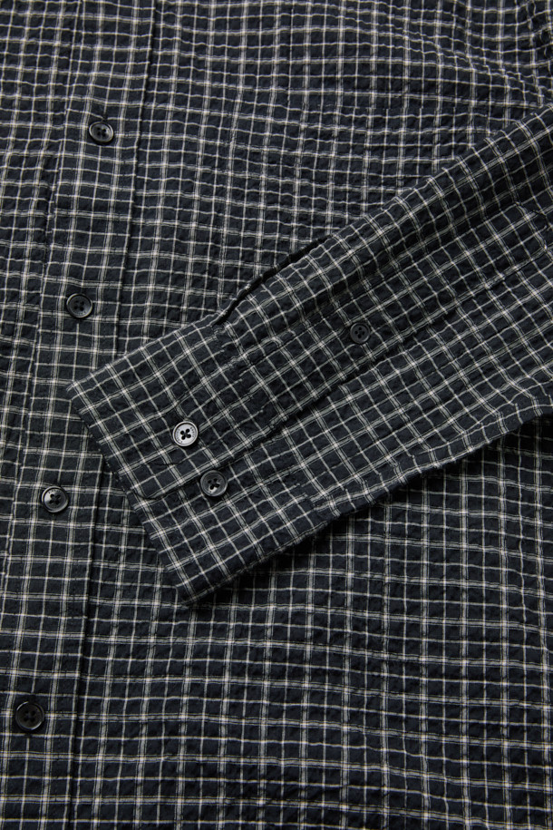 블랙 써커 체크 셔츠 (컴포트핏)는 비즈니스 캐주얼과 일상 모두에 어울리는 셔츠입니다. 시원한 착용감을 선사하는 시어서커 원단과 신축성 있는 소재로 편안한 착용감을 제공합니다. 캐주얼, 클래식, 미니멀 스타일을 모두 소화할 수 있으며, 가을에 적합합니다. 블랙 컬러의 체크 패턴과 긴 소매 디자인이 특징이며, 가슴 포켓과 뒷면 요크 주름 디테일로 포인트를 더했습니다. 가슴둘레는 122CM이며, 컴포트핏으로 제작되었습니다.
