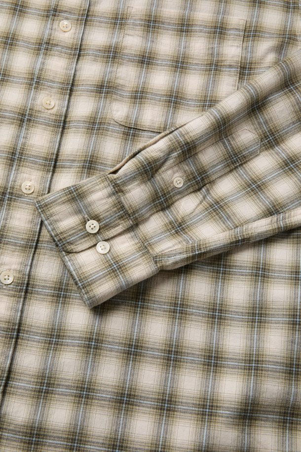 베이지 체크 셔츠 (컴포트핏)는 캐주얼, 클래식, 미니멀 스타일을 아우르는 남성 상의입니다. 부드러운 면 소재로 제작되어 편안한 착용감을 제공하며, 가을 시즌에 적합합니다. 옴브레 체크 패턴이 은은하게 멋을 더하고, 아이보리 베이스에 카키, 블루, 블랙 핀 포인트가 가미되어 세련된 느낌을 줍니다. 가슴 포켓과 뒷면 요크 주름, 헨리코튼 라벨 디테일이 돋보이며, 비즈니스 캐주얼룩에도 잘 어울리는 활용도 높은 셔츠입니다. 컴포트핏으로 활동성을 높였으며, 긴 소매 기장으로 다양한 스타일 연출이 가능합니다.
