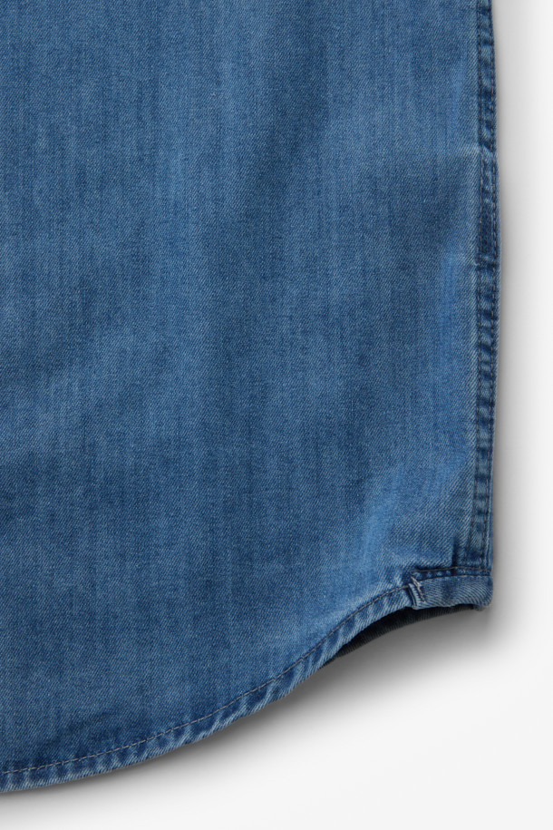 캐주얼과 클래식 스타일을 넘나드는 데님 셔츠입니다. 코튼 100% 소재로 제작되어 부드러운 착용감을 선사하며, 레귤러핏으로 편안하게 착용 가능합니다. 은은한 워싱 기법과 뒷면 요크 주름 디테일이 돋보이며, 컬러 자수 포인트로 은은한 멋을 더했습니다. 가을, 겨울 시즌 데이트룩, 출근룩 등 다양한 TPO에 활용하기 좋은, 활용도 높은 긴소매 셔츠입니다.
