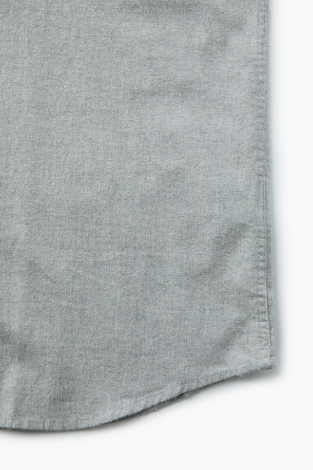 **트윌 솔리드 셔츠 (레귤러핏)**는 가을, 겨울에 착용하기 좋은 남성용 상의입니다. 비즈니스 캐주얼, 출근룩, 회의룩 등 다양한 TPO에 활용 가능하며, 클래식, 미니멀 스타일을 연출하기에 적합합니다. 면 소재의 긴소매 셔츠로, 레귤러핏과 버튼다운 칼라 디자인이 특징입니다. 그레이 컬러의 무지 패턴으로, 가슴 로고 자수와 카라 버튼 다운, 뒷면 요크 주름 디테일이 돋보입니다. 
