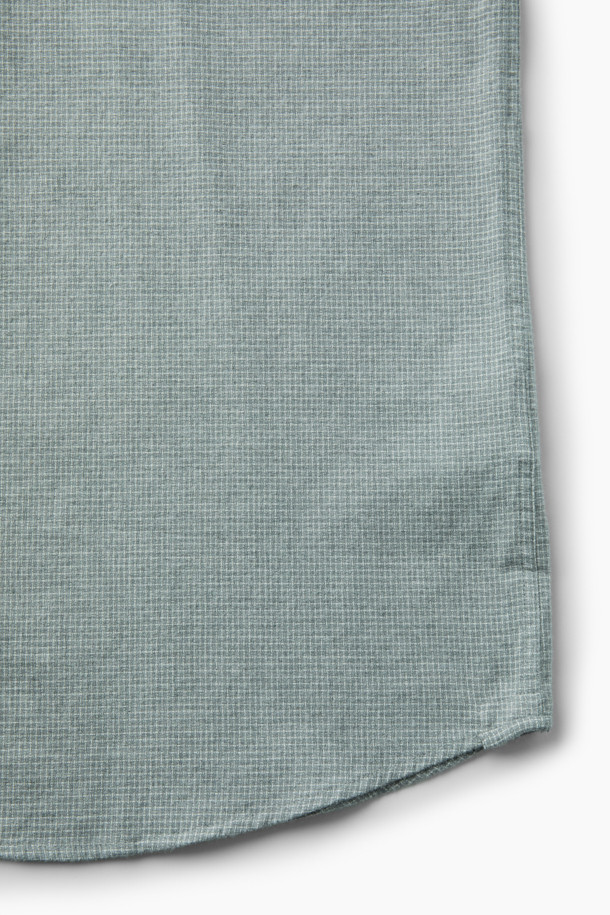 마이크로 하운드투스 셔츠 (레귤러핏)는 멜란지 그레이 컬러의 베이직 스타일 셔츠입니다. 부드러운 면 소재에 기모 안감을 더해 겨울철에도 따뜻하게 착용할 수 있습니다. 은은한 하운드투스 패턴이 특징이며, 뒷면 요크 주름 디테일과 가슴 로고 자수, 버튼다운 네크라인으로 포인트를 더했습니다. 레귤러핏으로 제작되어 편안한 착용감을 선사하며, 11월부터 2월까지 착용하기 좋습니다. 겨울 데일리룩, 출근룩, 비즈니스 캐주얼 스타일로 활용하기 좋은 아이템입니다.
