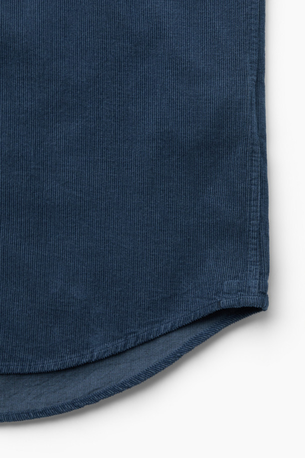 터키 KIPAS사의 수입 코듀로이 원단을 사용한 [Imported Fabric] 코듀로이 솔리드 셔츠 (컴포트핏)입니다. 톤온톤 네이비 컬러의 투톤 배색이 특징이며, 버튼다운 카라 디자인으로 클래식한 분위기를 연출합니다. 가슴 포켓과 뒷면 요크 주름 디테일이 돋보이며, 헨리코튼 라벨로 고급스러움을 더했습니다. 겨울철 비즈니스 캐주얼 및 데일리룩에 활용하기 좋은 긴소매 셔츠입니다. 컴포트핏으로 편안한 착용감을 선사합니다.
